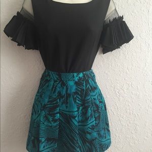 Forever 21 short mini skirt with bilateral buttons